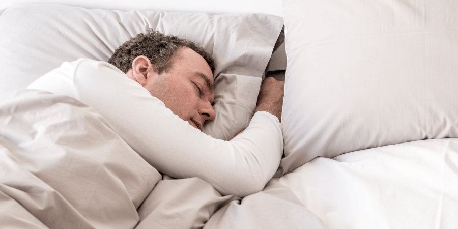 Man sleeping in Zizzz bedding